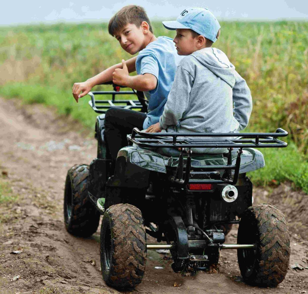 deux enfants sur quad electrique