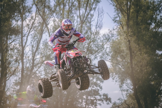 Quad électrique puissant en saut