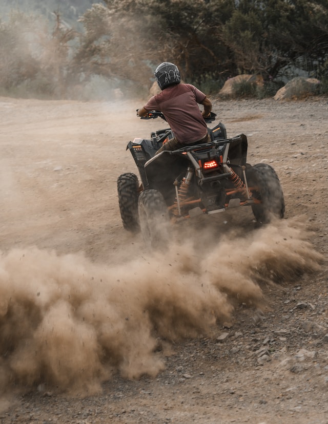 Quad électrique puissant qui dérape