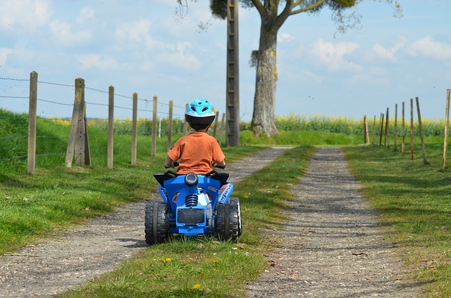 Enfant sur un quad électrique