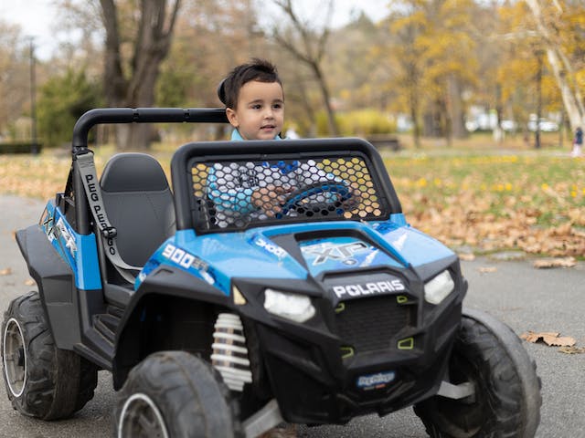 bébé sur un quad électrique